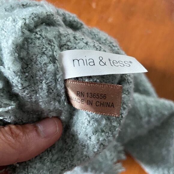 Mia and Tess light green infinity scarf OS - Picture 3 of 3